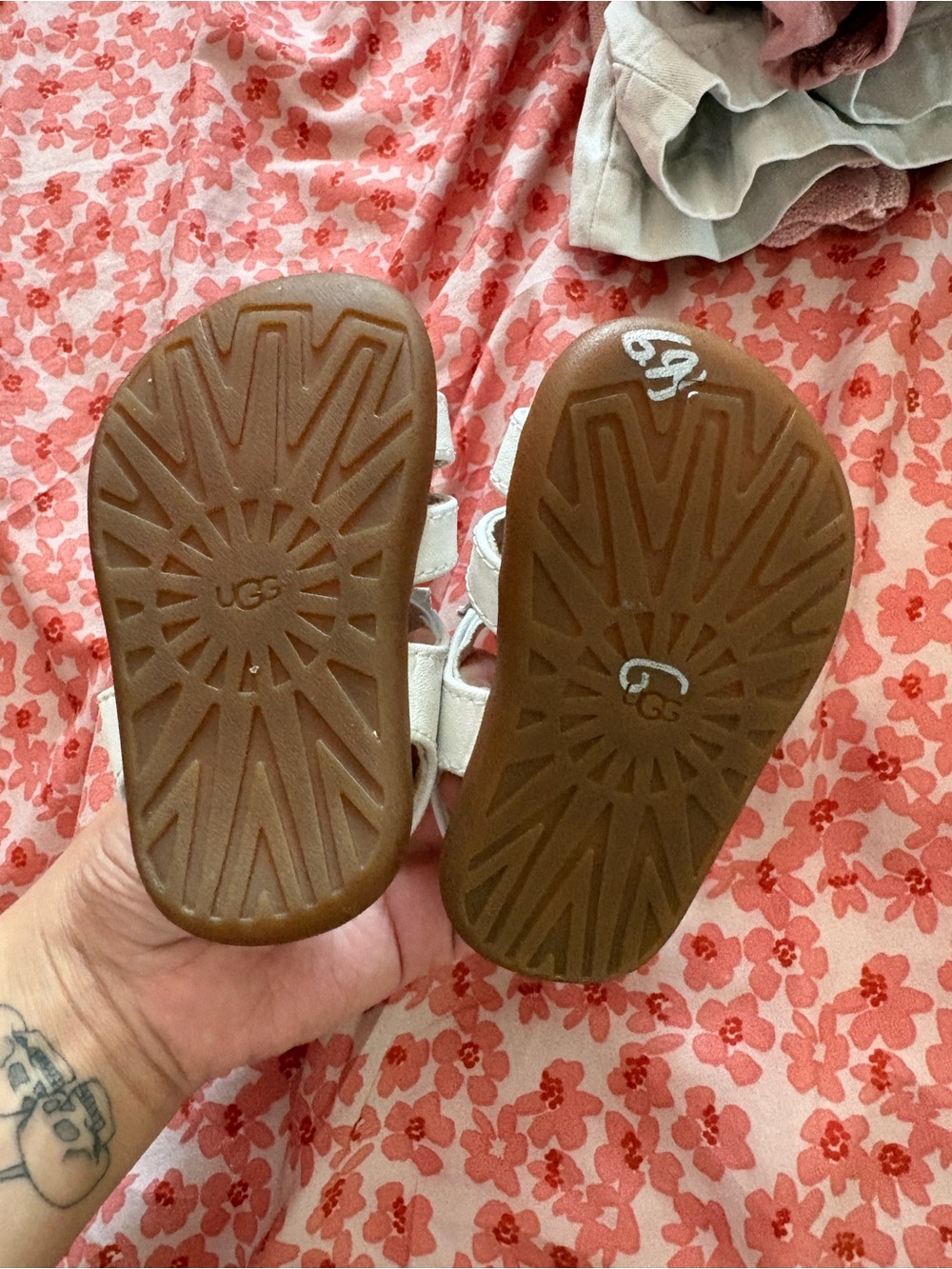 UGG Kids White Leather Strappy Fisherman Sandals - Picture 2 of 4